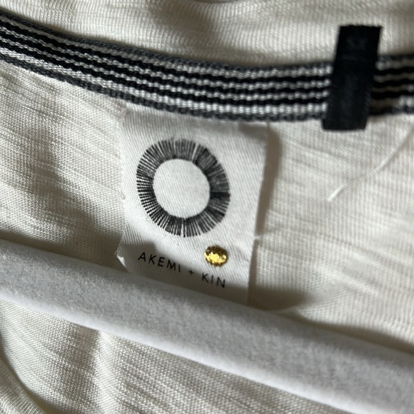 Akemi + Kin  XS Oversized off-white embroidered flutter sleeve short sleeve top. - Picture 6 of 7